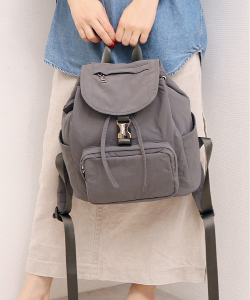 cache cache(カシュ カシュ)の「カシュカシュ cachecache / USBポート付フラップリュック(バックパック/リュック・レディース・ブラック/グレー・FREE)」の2枚目の写真