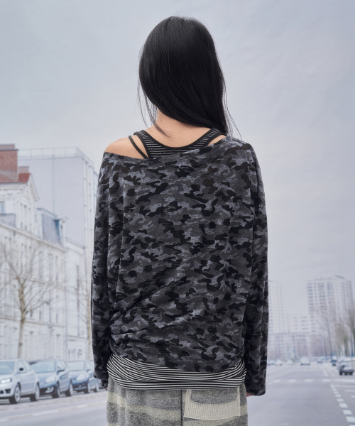 SOMSOC(ソムソック)の「VOER CAMO ASYMMETRY TOP _CHARCOAL(Tシャツ/カットソー・レディース・その他・FREE)」の2枚目の写真