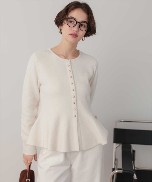 titivate(ティティベイト)の「ミニゴールド釦モヘアタッチペプラムニット(ニット/セーター・レディース・ベージュ/チャコール/ブラック/アイボリー・S/M/L)」の2枚目の写真