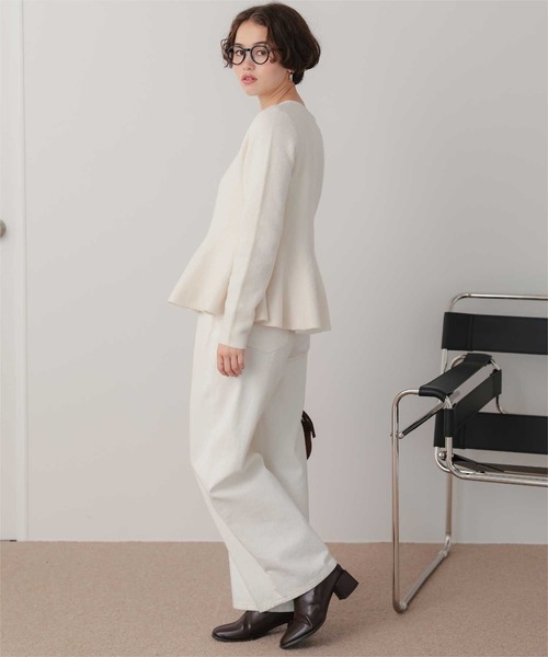 titivate(ティティベイト)の「ミニゴールド釦モヘアタッチペプラムニット(ニット/セーター・レディース・ベージュ/チャコール/ブラック/アイボリー・S/M/L)」の9枚目の写真