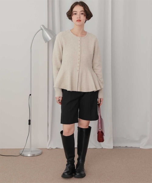 titivate(ティティベイト)の「ミニゴールド釦モヘアタッチペプラムニット(ニット/セーター・レディース・ベージュ/チャコール/ブラック/アイボリー・S/M/L)」の12枚目の写真