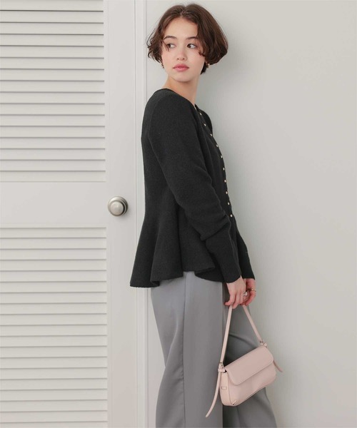 titivate(ティティベイト)の「ミニゴールド釦モヘアタッチペプラムニット(ニット/セーター・レディース・ベージュ/チャコール/ブラック/アイボリー・S/M/L)」の21枚目の写真