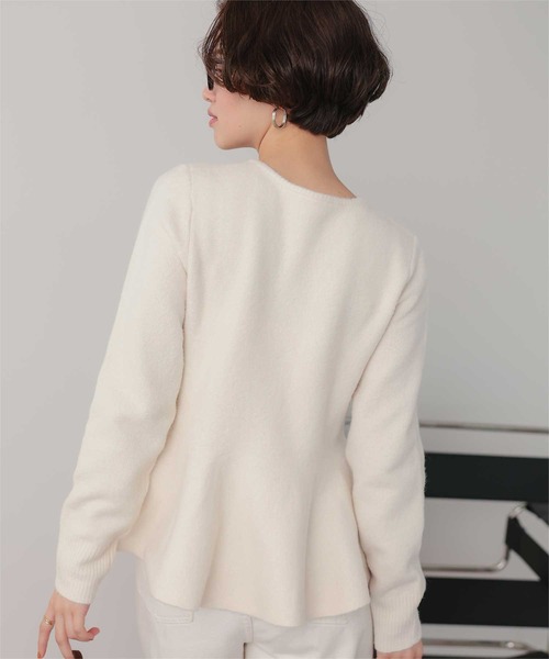 titivate(ティティベイト)の「ミニゴールド釦モヘアタッチペプラムニット(ニット/セーター・レディース・ベージュ/チャコール/ブラック/アイボリー・S/M/L)」の11枚目の写真