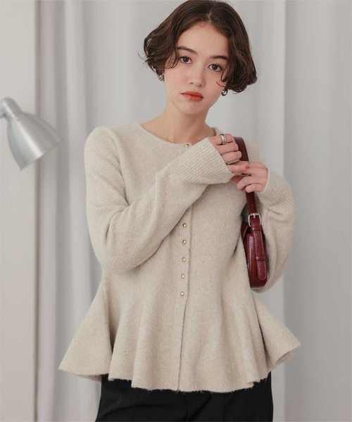 titivate(ティティベイト)の「ミニゴールド釦モヘアタッチペプラムニット(ニット/セーター・レディース・ベージュ/チャコール/ブラック/アイボリー・S/M/L)」の5枚目の写真