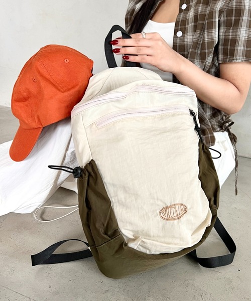 wears(ウェアーズ)の「軽量アウトドアライクバックパック(バックパック/リュック・レディース・ホワイト/ブルー/イエロー/ピンク/パープル・FREE)」の2枚目の写真