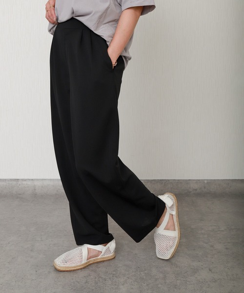 libelle more（リベル モア）の「カットジョーゼットツータックバレルレッグカーブパンツ（その他パンツ・レディース・チャコール/モカ/ブラック・M）」の2枚目の写真