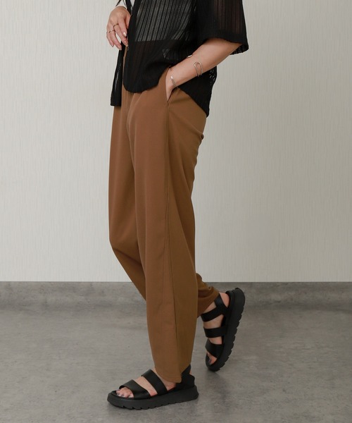 libelle more（リベル モア）の「カットジョーゼットツータックバレルレッグカーブパンツ（その他パンツ・レディース・チャコール/モカ/ブラック・M）」の6枚目の写真