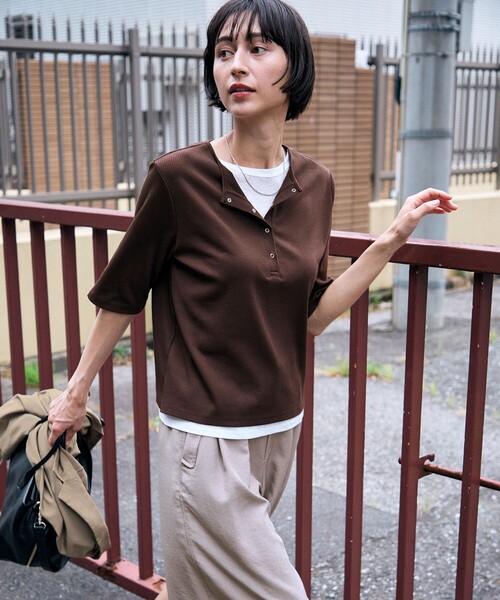 ANY(エニィ)の「フェイクレイヤード半袖プルオーバー(Tシャツ/カットソー・レディース・ライトグレー系/ブルー系/ダークブラウン系/レッド系・F)」の5枚目の写真