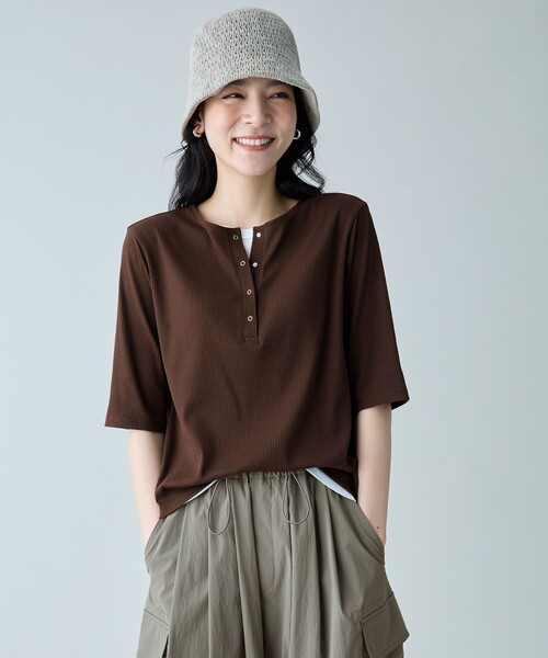 ANY(エニィ)の「フェイクレイヤード半袖プルオーバー(Tシャツ/カットソー・レディース・ライトグレー系/ブルー系/ダークブラウン系/レッド系・F)」の15枚目の写真