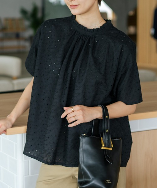 fort point(フォーポイント)の「【C-FORTPOINT/フォートポイント】【涼やかな綿素材】総柄刺繍ブラウス コットン100% シャツ プルオーバー 涼しい 体型カバー ナチュラル(シャツ/ブラウス・レディース・ダークブルー/ブラック/オフホワイト/カーキ・FREE)」の1枚目の写真