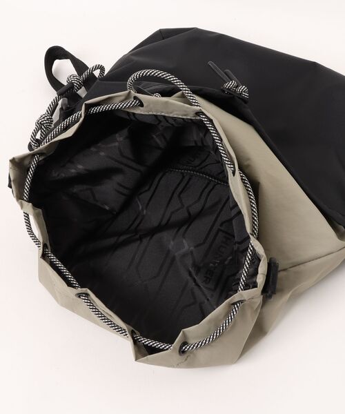 HUNTER(ハンター)の「《HUNTER》TRAVEL MULTI FUNCTION SACOCHE(ボディバッグ/ウエストポーチ・メンズ・ブラック系その他/ブラック×グレー・フリー)」の9枚目の写真