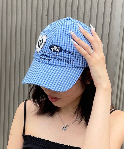 ROGER AND RAW(ロジャーアンドロウ)の「チェック柄ハートワッペン ロゴ刺繍ベースボールキャップ(キャップ・レディース・ネイビー/ブルー・FREE)」の1枚目の写真