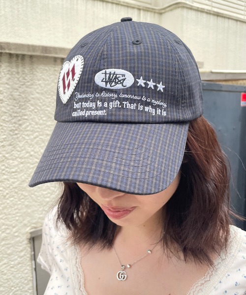 ROGER AND RAW(ロジャーアンドロウ)の「チェック柄ハートワッペン ロゴ刺繍ベースボールキャップ(キャップ・レディース・ネイビー/ブルー・FREE)」の3枚目の写真