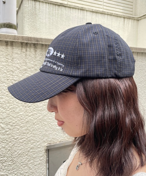 ROGER AND RAW(ロジャーアンドロウ)の「チェック柄ハートワッペン ロゴ刺繍ベースボールキャップ(キャップ・レディース・ネイビー/ブルー・FREE)」の6枚目の写真