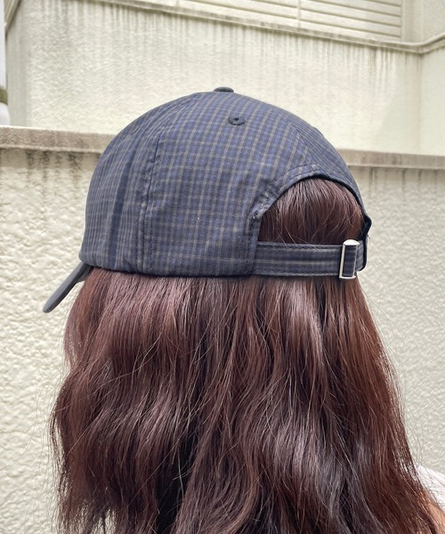 ROGER AND RAW(ロジャーアンドロウ)の「チェック柄ハートワッペン ロゴ刺繍ベースボールキャップ(キャップ・レディース・ネイビー/ブルー・FREE)」の7枚目の写真