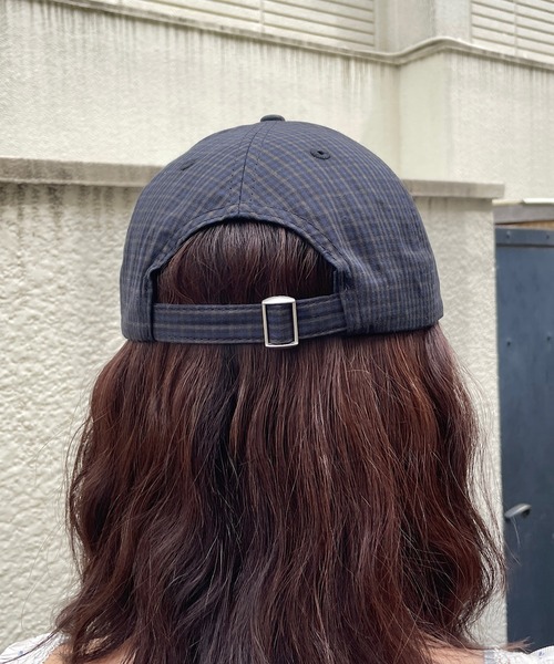 ROGER AND RAW(ロジャーアンドロウ)の「チェック柄ハートワッペン ロゴ刺繍ベースボールキャップ(キャップ・レディース・ネイビー/ブルー・FREE)」の8枚目の写真