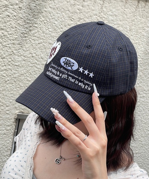 ROGER AND RAW(ロジャーアンドロウ)の「チェック柄ハートワッペン ロゴ刺繍ベースボールキャップ(キャップ・レディース・ネイビー/ブルー・FREE)」の4枚目の写真