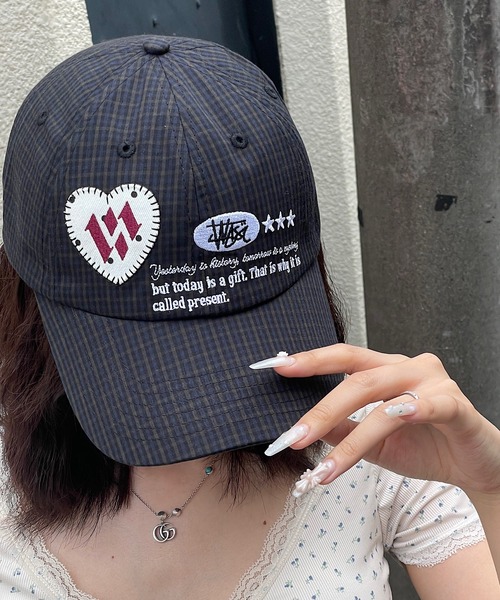 ROGER AND RAW(ロジャーアンドロウ)の「チェック柄ハートワッペン ロゴ刺繍ベースボールキャップ(キャップ・レディース・ネイビー/ブルー・FREE)」の5枚目の写真