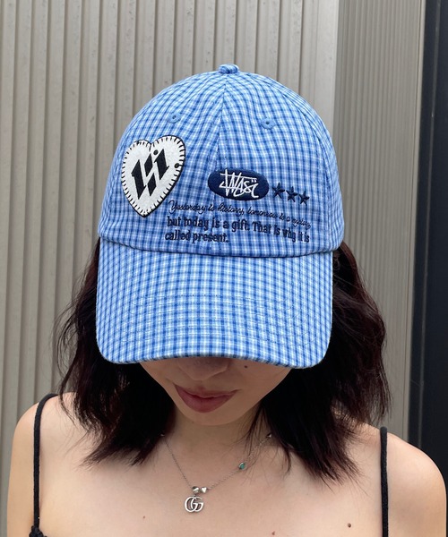 ROGER AND RAW(ロジャーアンドロウ)の「チェック柄ハートワッペン ロゴ刺繍ベースボールキャップ(キャップ・レディース・ネイビー/ブルー・FREE)」の9枚目の写真
