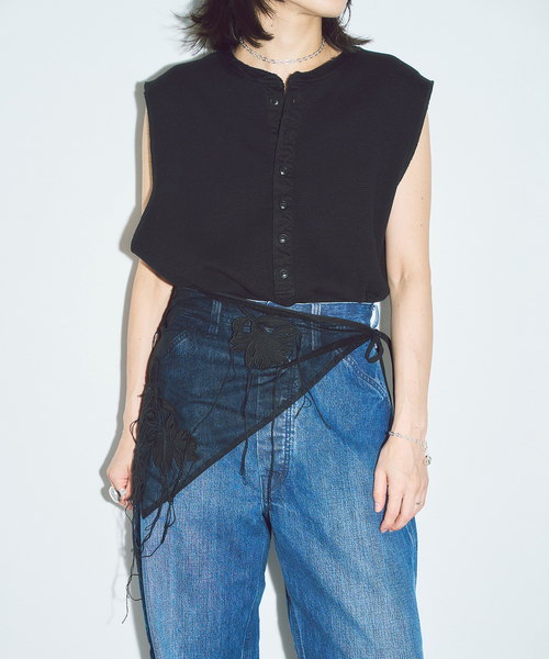 CITYSHOP(シティーショップ)の「MARGE FRAYED EMBROIDERY SCARF 1012-0108-035:スカーフ(バンダナ/スカーフ・レディース・ブラック・FREE)」の2枚目の写真
