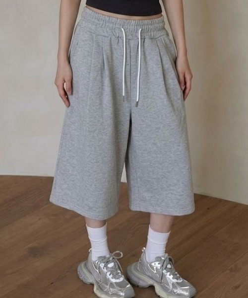 SHERU(シェル)の「超ワイドシルエット スウェットハーフパンツ バギー(スウェットパンツ・レディース・ダークグレー/ライトグレー/ブラック・M)」の3枚目の写真