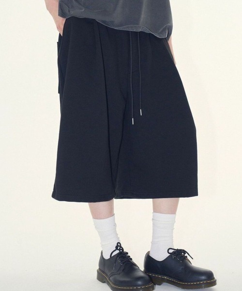 SHERU(シェル)の「超ワイドシルエット スウェットハーフパンツ バギー(スウェットパンツ・レディース・ダークグレー/ライトグレー/ブラック・M)」の2枚目の写真