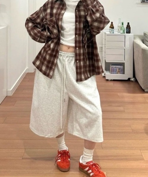 SHERU(シェル)の「超ワイドシルエット スウェットハーフパンツ バギー(スウェットパンツ・レディース・ダークグレー/ライトグレー/ブラック・M)」の8枚目の写真