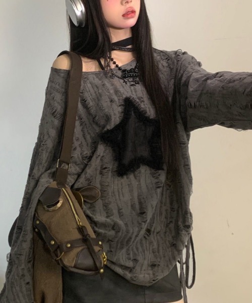 Teem Store(チームストア)の「星ワッペンダメージ加工ロンT(Tシャツ/カットソー・レディース・グレー・S/M)」の2枚目の写真