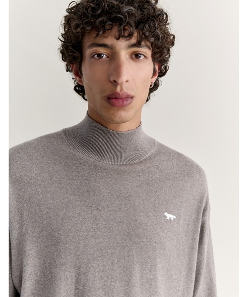 Maison Kitsune(メゾンキツネ)の「PROFILE FOX COMFORT MOCK NECK JUMPER(ニット/セーター・メンズ・モカ・XL/L/M/S)」の1枚目の写真