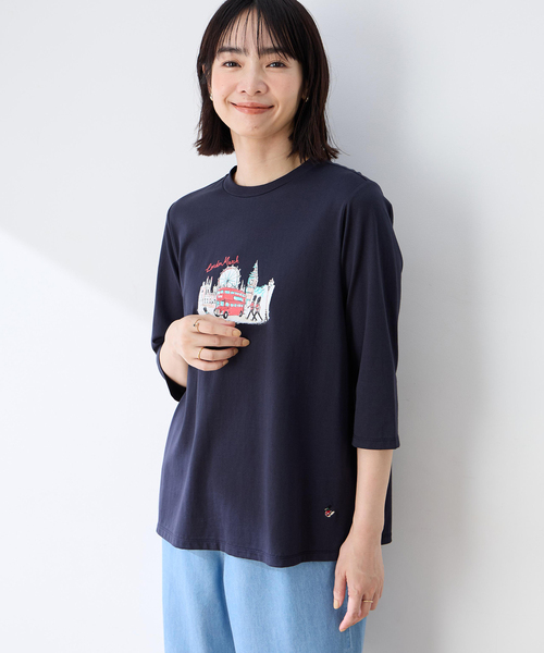 DECOY SINCE 1981(デコイシンスイチキュウハチイチ)の「【chiyoさんコラボ】ロンドンマーチロゴプリント7分袖Tシャツ【オーガニックコットンブレンド】(Tシャツ/カットソー・レディース・ネイビー/レッド・M/L/LL)」の2枚目の写真