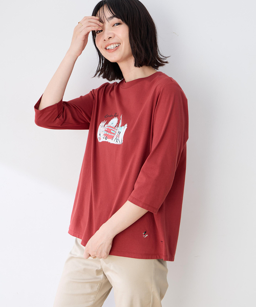 DECOY SINCE 1981(デコイシンスイチキュウハチイチ)の「【chiyoさんコラボ】ロンドンマーチロゴプリント7分袖Tシャツ【オーガニックコットンブレンド】(Tシャツ/カットソー・レディース・ネイビー/レッド・M/L/LL)」の3枚目の写真