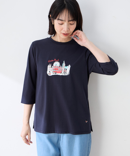 DECOY SINCE 1981(デコイシンスイチキュウハチイチ)の「【chiyoさんコラボ】ロンドンマーチロゴプリント7分袖Tシャツ【オーガニックコットンブレンド】(Tシャツ/カットソー・レディース・ネイビー/レッド・M/L/LL)」の6枚目の写真