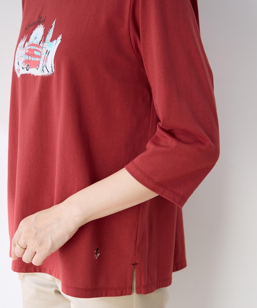 DECOY SINCE 1981(デコイシンスイチキュウハチイチ)の「【chiyoさんコラボ】ロンドンマーチロゴプリント7分袖Tシャツ【オーガニックコットンブレンド】(Tシャツ/カットソー・レディース・ネイビー/レッド・M/L/LL)」の13枚目の写真