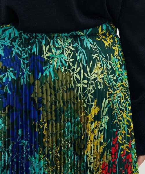 TOMORROWLAND .B（トゥモローランドビー）の「ポリエステルツイル MULTI FLOWER プリントプリーツスカート（スカート・レディース・ダークグリーン・36/34）」の7枚目の写真