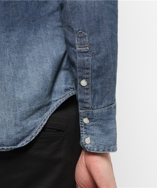 VENCEEXCHANGE(ヴァンスエクスチェンジ)の「リペアーデニムシャツ(シャツ/ブラウス・メンズ・ライトブルー/ブルー・LARGE/MEDIUM)」の4枚目の写真