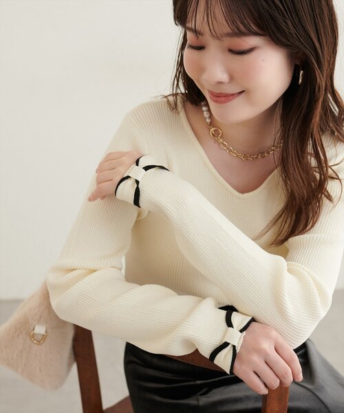 natural couture(ナチュラルクチュール)の「〈osono〉袖口リボン2WAYニット(ニット/セーター・レディース・ピンク/サックスブルー/オフホワイト/ブラック/ブラウン/ベージュ/チャコールグレー・FREE)」の1枚目の写真