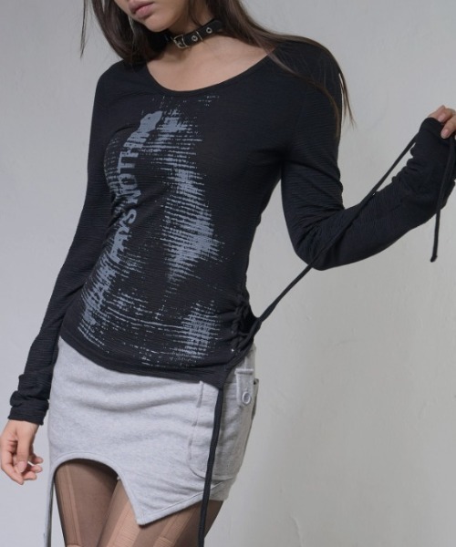 FANCY CLUB(ファンシークラブ)の「A'GEM/9 × .kom 『FANCY CLUB/ファンシークラブ』 SIDE CORSET LONG SLEEVE/サイドコルセットロングスリーブカットソー(Tシャツ/カットソー・レディース・ブラック/ホワイト・FREE)」の1枚目の写真