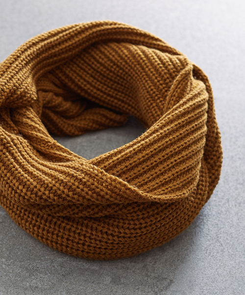 STUDIOUS（ステュディオス）の「【ZOZO限定】 STUDIOUS ローゲージウォームニットスヌード（ストール/ショール・メンズ・ブルー/ブラック/ワイン/キャメル/ダークグレー・FREE）」の4枚目の写真