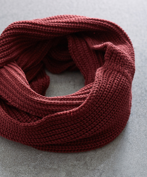 STUDIOUS（ステュディオス）の「【ZOZO限定】 STUDIOUS ローゲージウォームニットスヌード（ストール/ショール・メンズ・ブルー/ブラック/ワイン/キャメル/ダークグレー・FREE）」の5枚目の写真