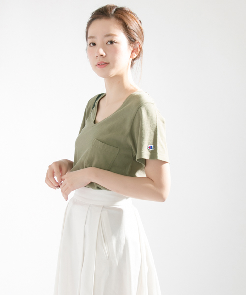 Champion(チャンピオン)の「 UR Champion×UR 別注VネックTシャツ(Tシャツ/カットソー・レディース・ネイビー/イエロー/カーキ/ホワイト/ライトグレー・FREE)」の3枚目の写真