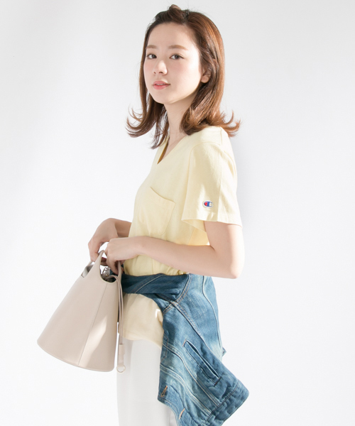 Champion(チャンピオン)の「 UR Champion×UR 別注VネックTシャツ(Tシャツ/カットソー・レディース・ネイビー/イエロー/カーキ/ホワイト/ライトグレー・FREE)」の5枚目の写真