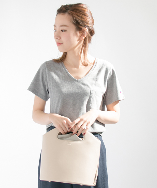 Champion(チャンピオン)の「 UR Champion×UR 別注VネックTシャツ(Tシャツ/カットソー・レディース・ネイビー/イエロー/カーキ/ホワイト/ライトグレー・FREE)」の1枚目の写真
