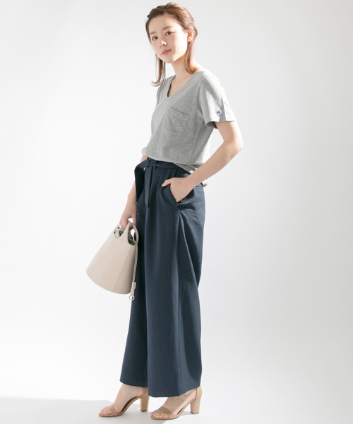 Champion(チャンピオン)の「 UR Champion×UR 別注VネックTシャツ(Tシャツ/カットソー・レディース・ネイビー/イエロー/カーキ/ホワイト/ライトグレー・FREE)」の18枚目の写真