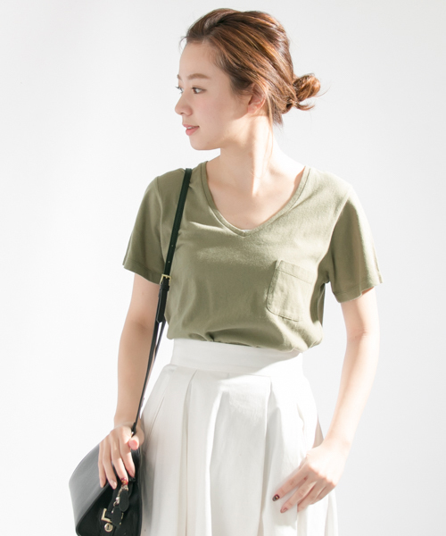 Champion(チャンピオン)の「 UR Champion×UR 別注VネックTシャツ(Tシャツ/カットソー・レディース・ネイビー/イエロー/カーキ/ホワイト/ライトグレー・FREE)」の19枚目の写真