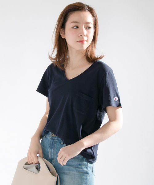 Champion(チャンピオン)の「 UR Champion×UR 別注VネックTシャツ(Tシャツ/カットソー・レディース・ネイビー/イエロー/カーキ/ホワイト/ライトグレー・FREE)」の21枚目の写真