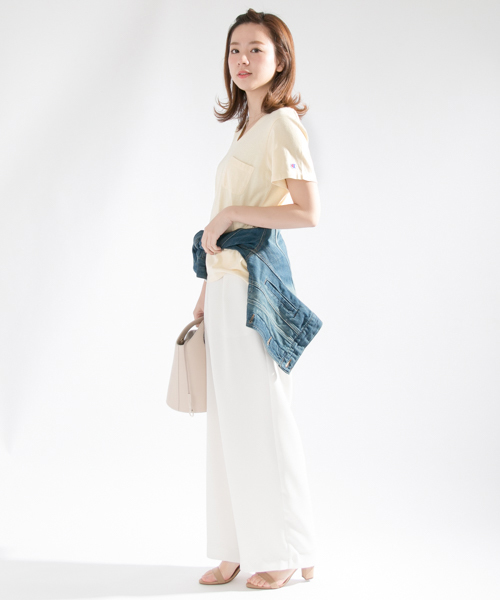Champion(チャンピオン)の「 UR Champion×UR 別注VネックTシャツ(Tシャツ/カットソー・レディース・ネイビー/イエロー/カーキ/ホワイト/ライトグレー・FREE)」の12枚目の写真