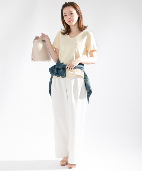 Champion(チャンピオン)の「 UR Champion×UR 別注VネックTシャツ(Tシャツ/カットソー・レディース・ネイビー/イエロー/カーキ/ホワイト/ライトグレー・FREE)」の13枚目の写真