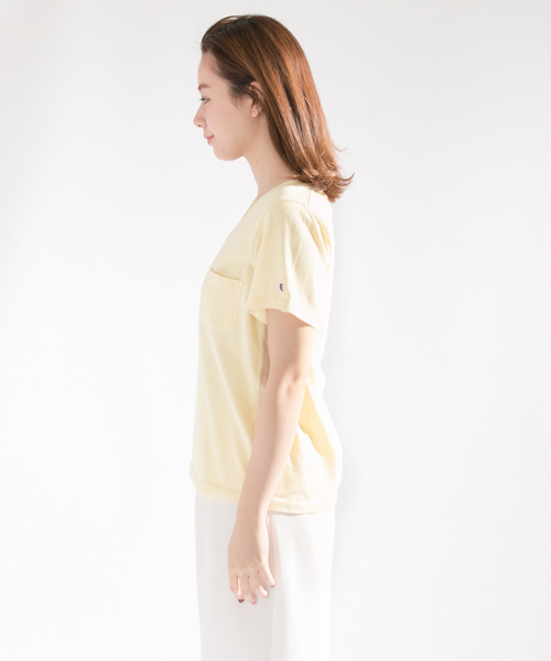 Champion(チャンピオン)の「 UR Champion×UR 別注VネックTシャツ(Tシャツ/カットソー・レディース・ネイビー/イエロー/カーキ/ホワイト/ライトグレー・FREE)」の15枚目の写真
