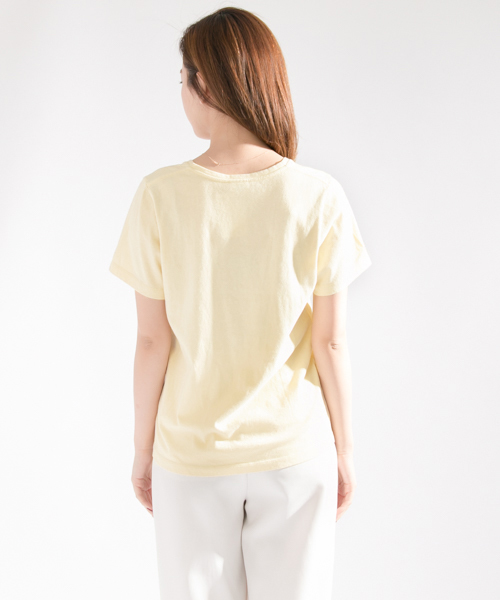 Champion(チャンピオン)の「 UR Champion×UR 別注VネックTシャツ(Tシャツ/カットソー・レディース・ネイビー/イエロー/カーキ/ホワイト/ライトグレー・FREE)」の16枚目の写真