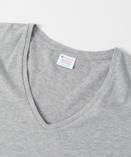Champion(チャンピオン)の「 UR Champion×UR 別注VネックTシャツ(Tシャツ/カットソー・レディース・ネイビー/イエロー/カーキ/ホワイト/ライトグレー・FREE)」の17枚目の写真